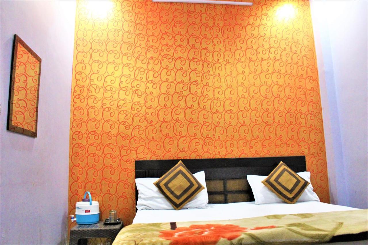 Quizz Hotel @ 01 Min Walk In From Ghaziabad Railway Station Exterior photo